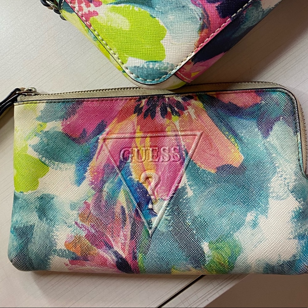 Guess Wristlet Zip Up Wallet Fits Phone